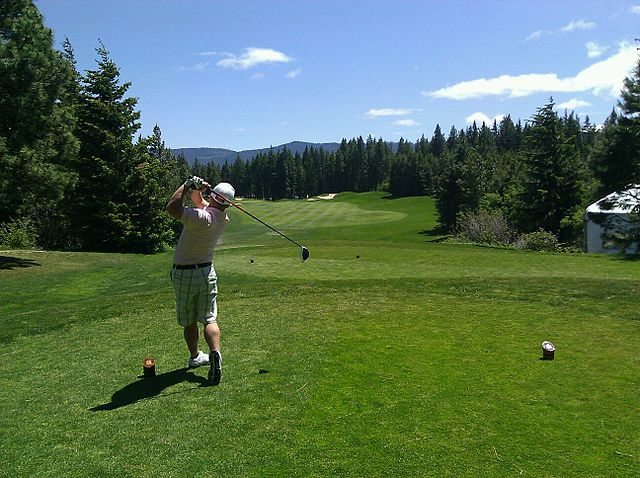 Golfer beim Tee Shot mit Golfschwung