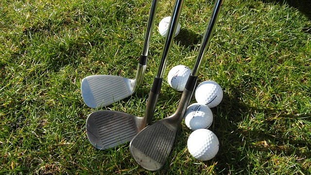 Golfschläger und Golfbälle